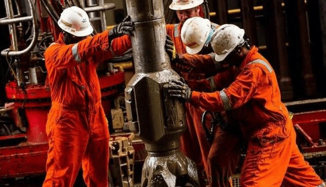 1757325903_travailleurs du petrole.webp